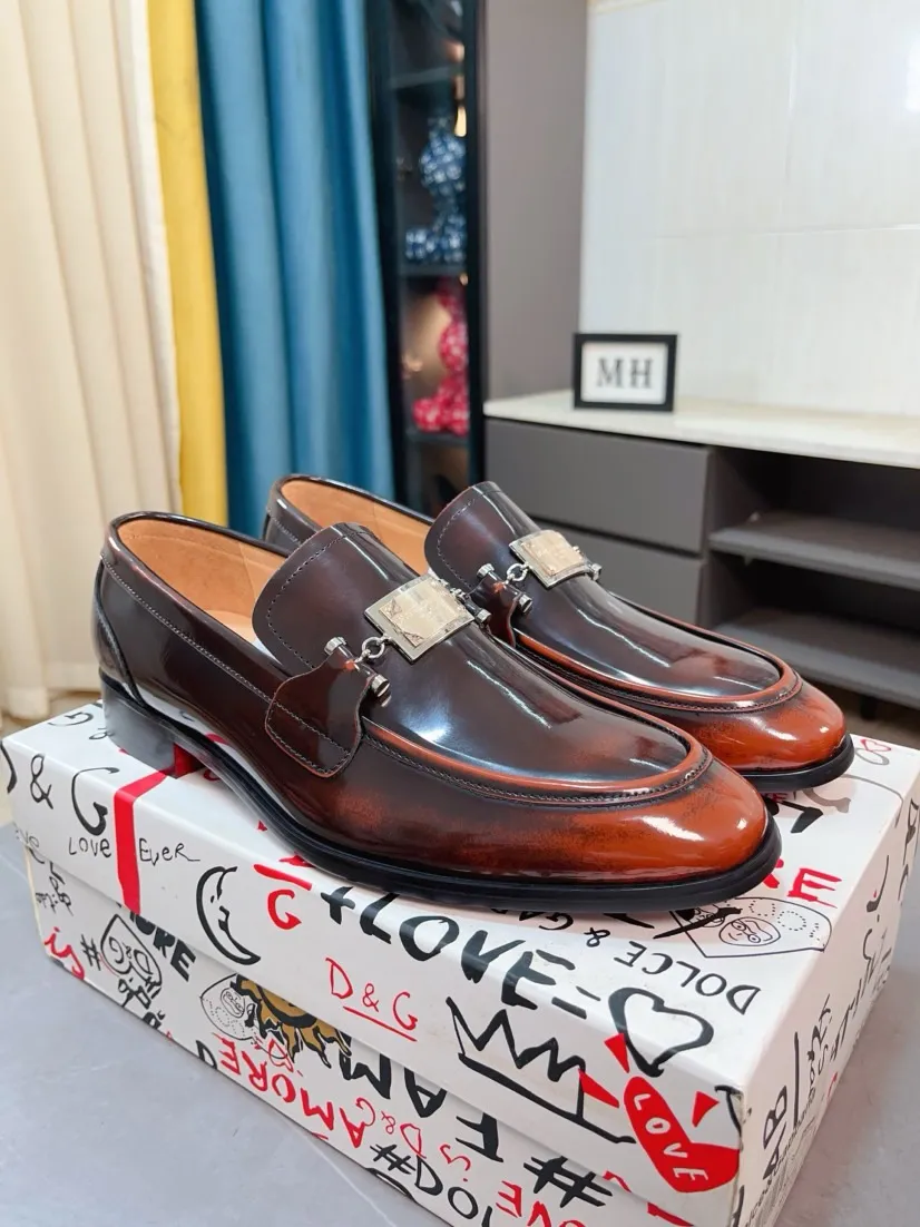 Men's shoes 💰540🌸🌸 [DG Dolce & Gabbana] High-end customized leather shoes. The upper is made of imported calf leather. Original hardware. I believe you will be impressed from the first time you see it. The avant-garde atmosphere can no longer fully interpret its elegance. AAA grade rubber outsole is super comfortable. The original cover last of the counter ensures its original version and quality. The upper is simple and the cowhide lining ensures its comfort and breathability. A pair of truly good shoes has its own unique soul, famous quality, and the first choice for successful people. Regular size 38-44 (45 customized)